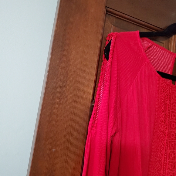 Red cold shoulder top - Picture 2 of 3